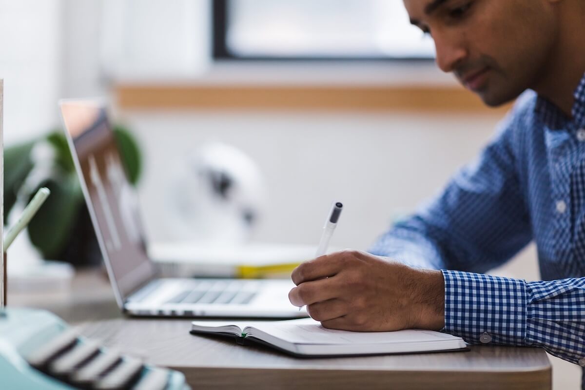 Man doet research voor tekst die hij schrijft voor een website