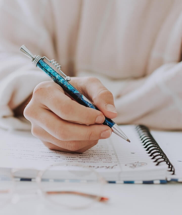 Vrouw schrijft webtekst